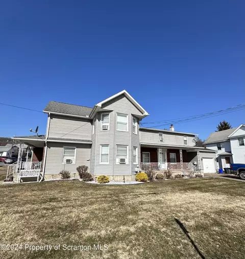 902 Lincoln Ave, Blakely, PA 18447