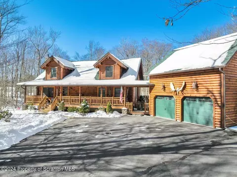93 Eagles View Dr, Clifton Twp, PA 18424