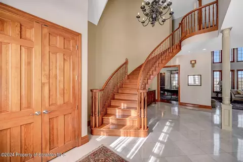 Entry Way - 26 Kipling Dr, Moosic, PA 18507 photo 5 of 9
