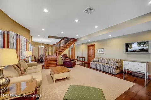 Living - 26 Kipling Dr, Moosic, PA 18507 photo 12 of 16