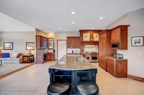 Kitchen - 26 Kipling Dr, Moosic, PA 18507 photo 4 of 10