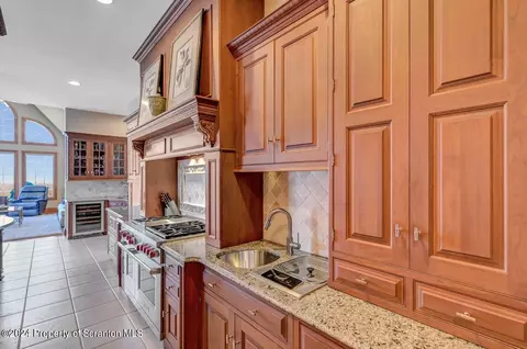 Kitchen - 26 Kipling Dr, Moosic, PA 18507 photo 6 of 10