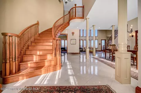 Entry Way - 26 Kipling Dr, Moosic, PA 18507 photo 2 of 9
