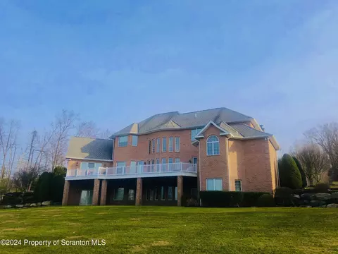 Exterior - 26 Kipling Dr, Moosic, PA 18507 photo 3 of 18
