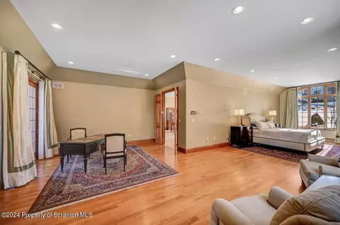 Living - 26 Kipling Dr, Moosic, PA 18507 photo 8 of 16