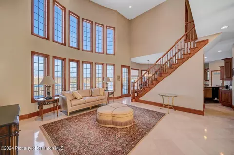 Living - 26 Kipling Dr, Moosic, PA 18507 photo 2 of 16