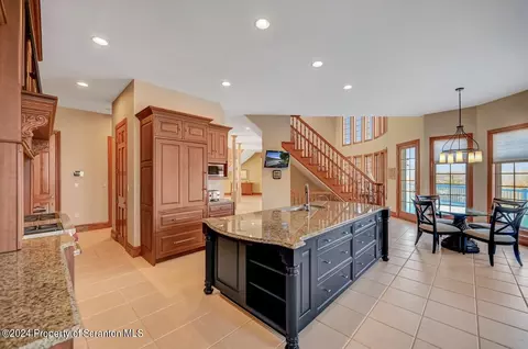 Kitchen - 26 Kipling Dr, Moosic, PA 18507 photo 2 of 10