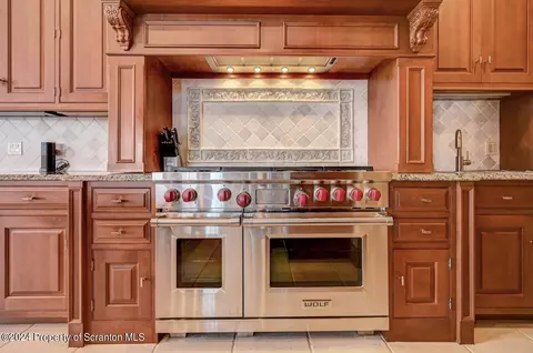 Kitchen - 26 Kipling Dr, Moosic, PA 18507 photo 7 of 10