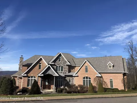 26 Kipling Dr, Moosic, PA 18507