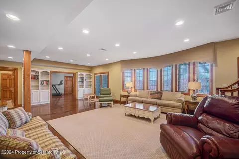 Living - 26 Kipling Dr, Moosic, PA 18507 photo 14 of 16