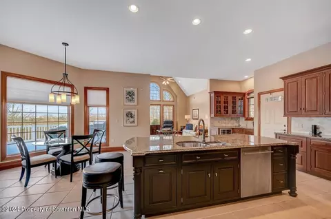Kitchen - 26 Kipling Dr, Moosic, PA 18507 photo 5 of 10