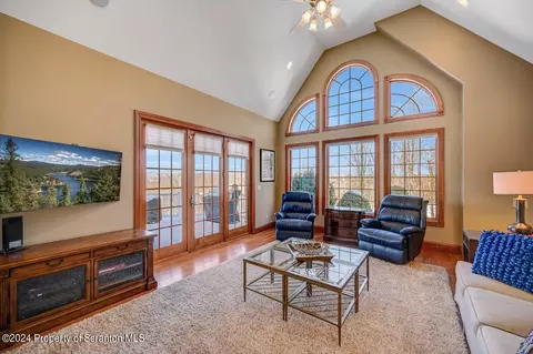 Living - 26 Kipling Dr, Moosic, PA 18507 photo 5 of 16
