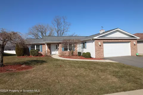 607 E Swinick Dr, Dunmore, PA 18512