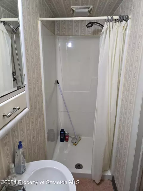 Bath - 515 Lenape St, Old Forge, PA 18518 photo 8 of 8