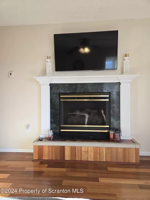 Living - 515 Lenape St, Old Forge, PA 18518 photo 3 of 5