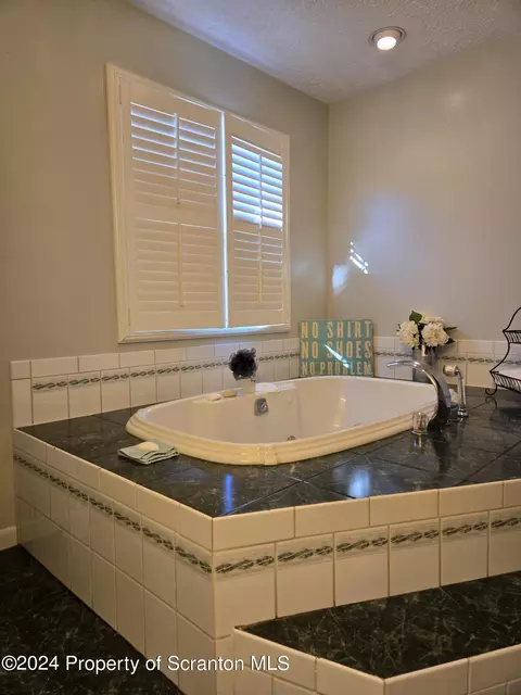 Bath - 515 Lenape St, Old Forge, PA 18518 photo 4 of 8