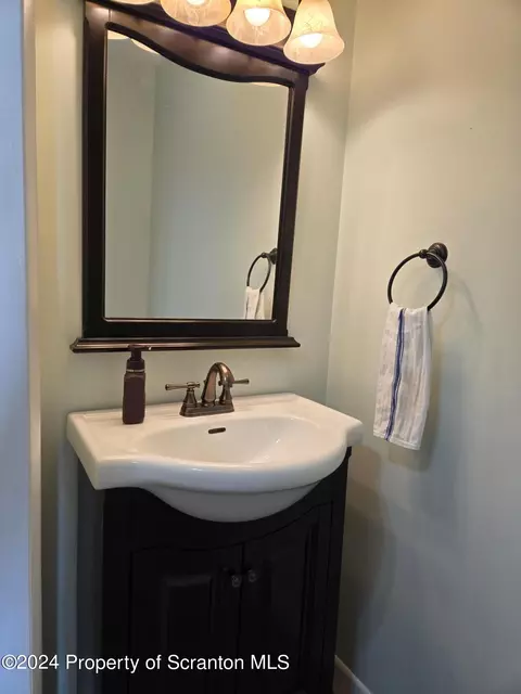 Bath - 515 Lenape St, Old Forge, PA 18518 photo 2 of 8