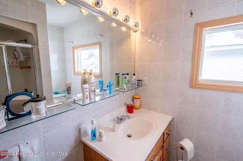Bath - 653 E Pine St, Olyphant, PA 18447 photo 3 of 3