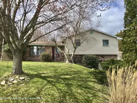 2009 Terra Dr, Clarks Summit, PA 18411