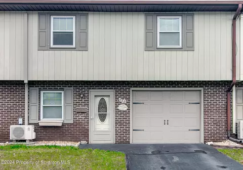 552 Lori Dr, Archbald, PA 18403