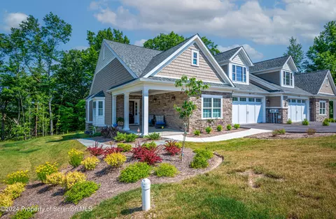 215 Oak Hill Cir, Clarks Summit, PA 18411