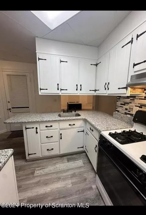 18 Canaan St, Carbondale, PA 18407