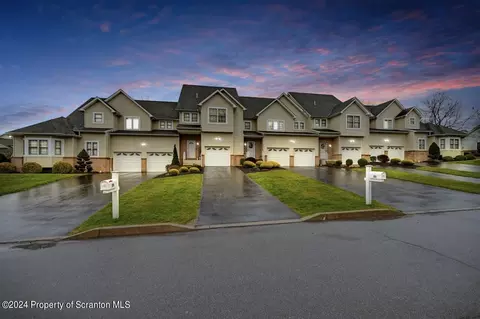 29 Sharon Dr, Moosic, PA 18507