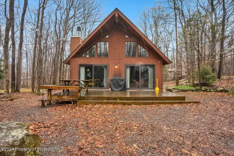 58 Sheffick Rd, Gouldsboro, PA 18424