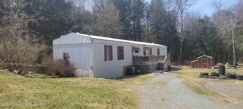 19 Stowe Dr, Newfoundland, PA 18445