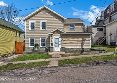 16 Oak Ave, Carbondale, PA 18407