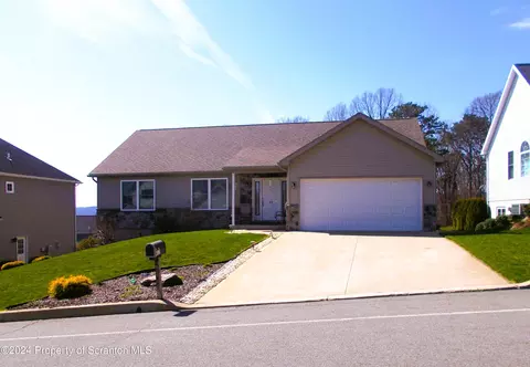 412 Gardenia Ln, Moosic, PA 18507