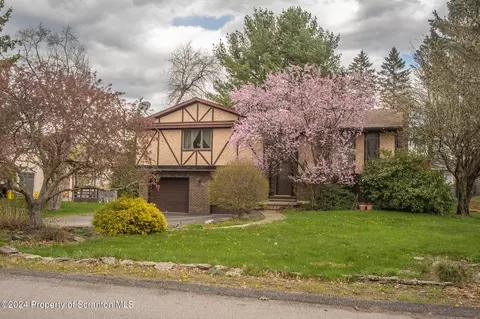 513 Gladiola Dr, Clarks Summit, PA 18411