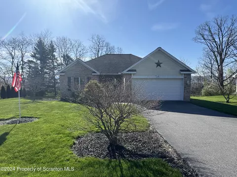17 Forest Glen Dr, Scranton, PA 18504