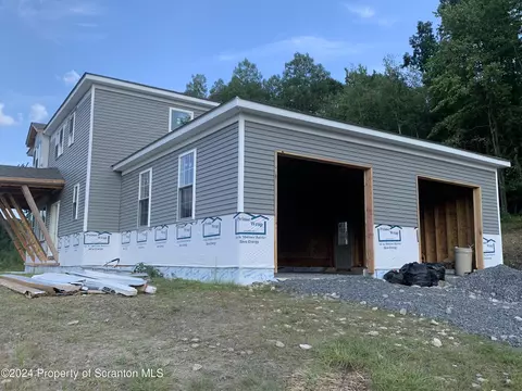 105 Black Walnut Dr, Olyphant, PA 18447