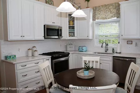Kitchen - 306 Thackeray Cl, Moosic, PA 18507 photo 2 of 3