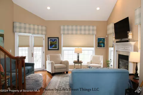 Living - 306 Thackeray Cl, Moosic, PA 18507 photo 3 of 10