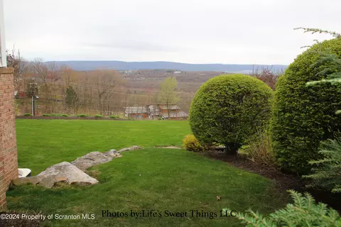 Exterior - 306 Thackeray Cl, Moosic, PA 18507 photo 3 of 5
