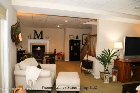 Living - 306 Thackeray Cl, Moosic, PA 18507 photo 8 of 10