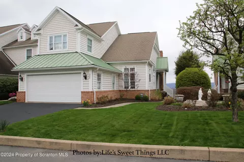 Exterior - 306 Thackeray Cl, Moosic, PA 18507 photo 4 of 5