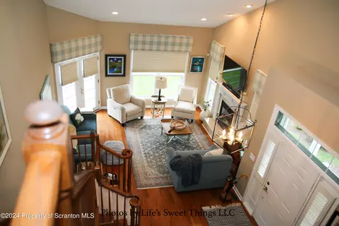 Living - 306 Thackeray Cl, Moosic, PA 18507 photo 6 of 10