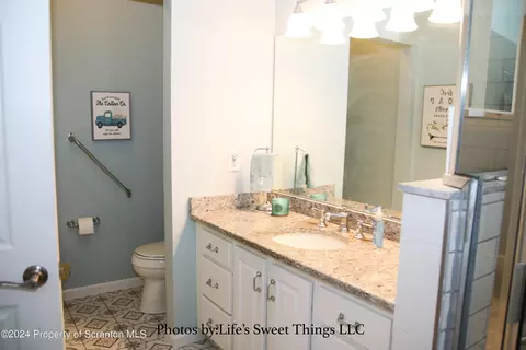 Bath - 306 Thackeray Cl, Moosic, PA 18507 photo 1 of 7