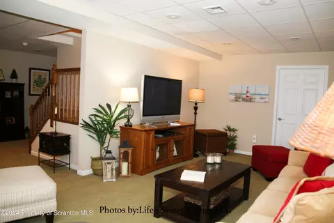 Living - 306 Thackeray Cl, Moosic, PA 18507 photo 10 of 10