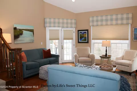 Living - 306 Thackeray Cl, Moosic, PA 18507 photo 1 of 10