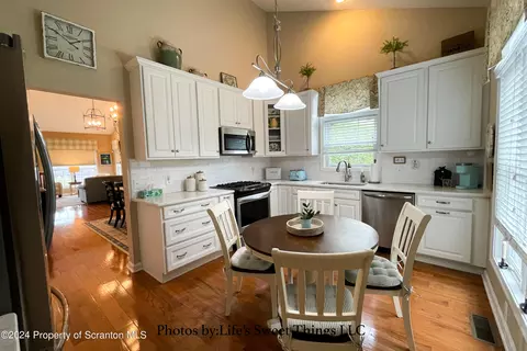 Kitchen - 306 Thackeray Cl, Moosic, PA 18507 photo 1 of 3