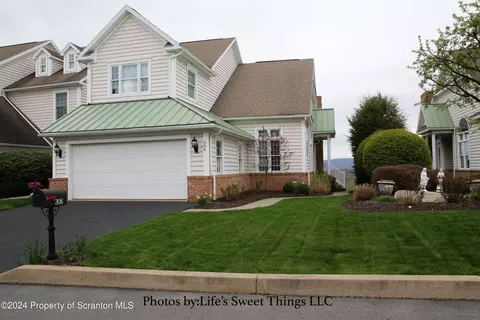 306 Thackeray Cl, Moosic, PA 18507