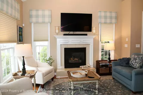 Living - 306 Thackeray Cl, Moosic, PA 18507 photo 4 of 10