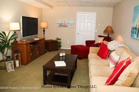 Living - 306 Thackeray Cl, Moosic, PA 18507 photo 9 of 10