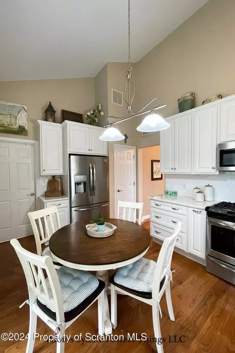 Kitchen - 306 Thackeray Cl, Moosic, PA 18507 photo 3 of 3