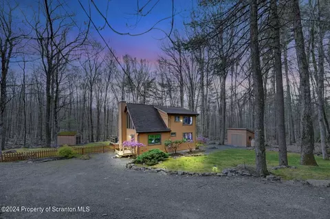 524 Hemlock Ln, Lakeville, PA 18438
