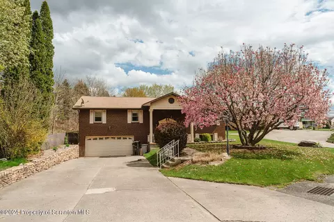 729 W Oak St, Old Forge, PA 18518